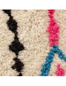 Détail de la texture dense et moelleuse en laine du tapis Beni Ouarain aux motifs colorés