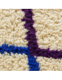 Détail de la texture bouclée et moelleuse de la laine d’un tapis artisanal marocain
