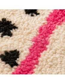 Détail de la texture douce et duveteuse de la laine du tapis Beni Ouarain