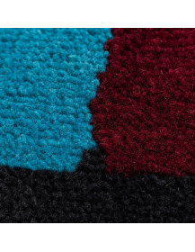Détail de la texture laineuse épaisse et irrégulière du tapis artisanal marocain