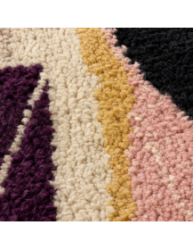 Gros plan sur les boucles de laine et le relief textile multicolore du tapis Beni Ouarain