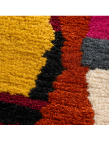 Détail de la texture laineuse et des transitions irrégulières du tapis artisanal marocain