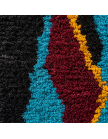 Détail de la laine bouclée, des touffes et des contours irréguliers du tapis