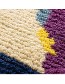 Détail de la texture moelleuse et des fibres de laine du tapis artisanal marocain