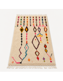 Vue en perspective d’un tapis Beni Ouarain en laine avec texture moelleuse et motifs géométriques multicolores