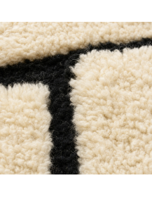 Détail de la texture en laine et des lignes géométriques noires en relief visuel
