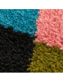 Détail du poil shaggy en laine et des motifs colorés du tapis Beni Ouarain