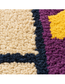 Détail de la laine épaisse, bouclée et touffetée du tapis artisanal marocain