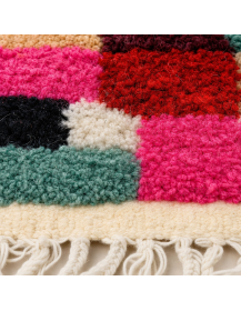 Détail de la texture laineuse épaisse et des mèches irrégulières du tapis marocain