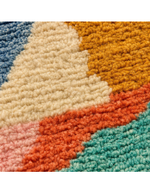 Détail de la texture fibreuse et irrégulière de la laine du tapis Beni Ouarain