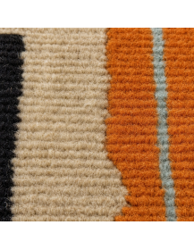 Détail de la texture dense et fibreuse du tapis marocain en laine avec rangées horizontales