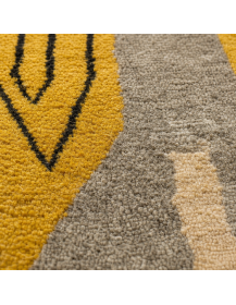 Détail de la texture fibreuse et laineuse du tapis patchwork géométrique marocain