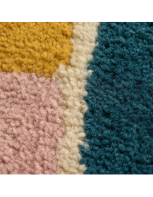 Détail de la fibre dense et laineuse du tapis marocain, avec variations artisanales de texture et de tonalité