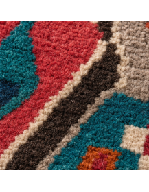 Détail de la texture mate et fibreuse de la laine avec motifs géométriques irréguliers