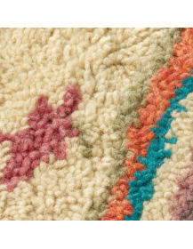 Gros plan sur la texture laineuse shaggy et les motifs multicolores du tapis marocain
