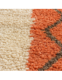 Détail macro de la texture dense et irrégulière de la laine du tapis berbère