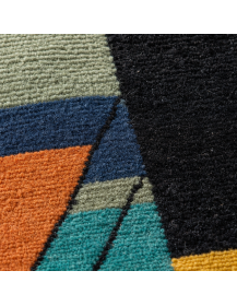 Détail de la texture laineuse mate et striée du tapis artisanal marocain