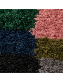 Détail des mèches épaisses et de la texture fibreuse d’un tapis marocain en laine