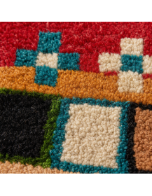 Détail de la texture dense et moelleuse de la laine du tapis marocain