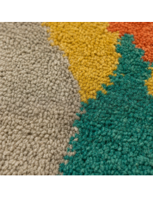 Détail de la texture irrégulière et des fibres de laine du tapis Beni Ouarain