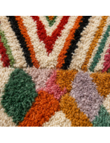 Détail de la texture irrégulière et des fibres de laine du tapis artisanal marocain