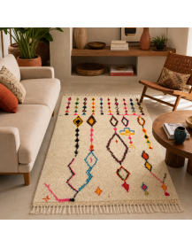 Tapis Beni Ouarain ivoire crème et multicolore dans un intérieur chaleureux contemporain