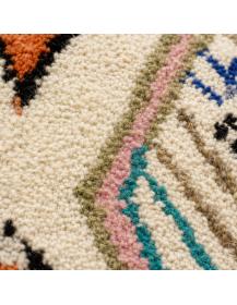 Détail de la laine dense et fibreuse du tapis artisanal marocain aux motifs abstraits