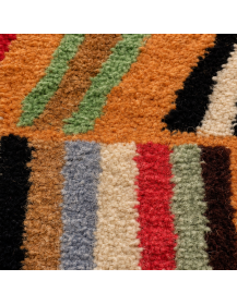 Détail de la texture fibreuse et irrégulière de la laine du tapis marocain