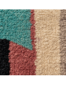 Gros plan sur la texture douce et hirsute de la laine du tapis artisanal marocain