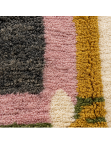 Détail de la texture en laine du tapis artisanal marocain, avec touffes irrégulières, relief et stries horizontales