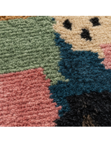 Gros plan sur la texture fibreuse et duveteuse de la laine du tapis Beni Ouarain multicolore