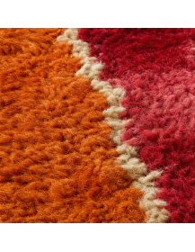 Détail de la texture dense et duveteuse de la laine du tapis marocain