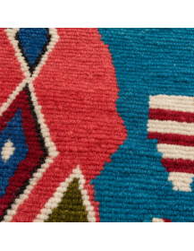 Détail de la texture laineuse mate et des motifs géométriques irréguliers d’un tapis marocain artisanal