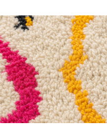 Détail de la surface bouclée en laine et des motifs abstraits multicolores du tapis