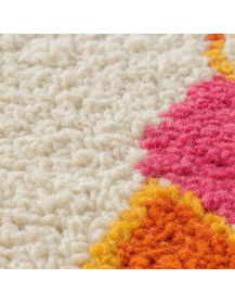 Gros plan sur la texture bouclée de la laine et les motifs colorés irréguliers