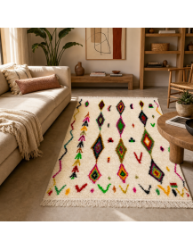 Tapis artisanal marocain Beni Ouarain ivoire et multicolore dans un intérieur contemporain chaleureux
