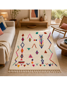 Tapis berbère ivoire et multicolore dans un intérieur contemporain chaleureux