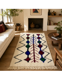 Tapis Beni Ouarain ivoire crème et noir dans un intérieur contemporain chaleureux d’inspiration marocaine