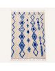 Tapis Beni Ouarain artisanal marocain en laine ivoire écru et bleu cobalt à motifs géométriques berbères