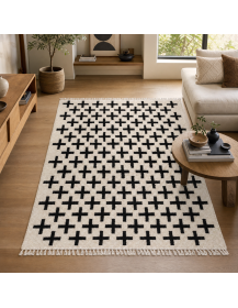 Tapis Beni Ouarain ivoire écru et noir dans un intérieur contemporain aux matières naturelles