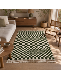 Tapis artisanal marocain Beni Ouarain ivoire et vert forêt dans un intérieur contemporain chaleureux