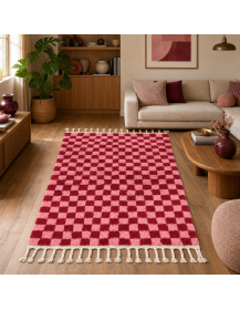 Tapis Beni Ouarain rouge bordeaux et rose poudré dans un intérieur contemporain aux matières naturelles