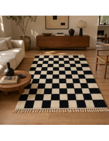Tapis Beni Ouarain écru et noir charbon dans un salon contemporain aux matières naturelles