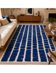 Tapis artisanal marocain Beni Ouarain bleu cobalt et ivoire dans un intérieur contemporain