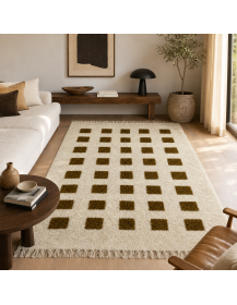 Tapis Beni Ouarain ivoire et bruns dans un salon contemporain chaleureux aux matières naturelles