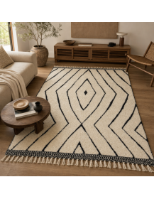 Tapis Beni Ouarain géométrique ivoire et noir dans un intérieur contemporain aux matières naturelles