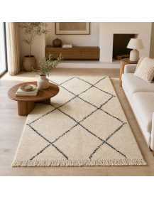 Tapis Beni Ouarain artisanal ivoire et anthracite dans un intérieur contemporain chaleureux