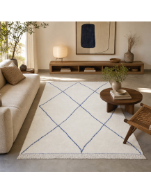 Tapis Beni Ouarain ivoire et bleu indigo dans un intérieur contemporain chaleureux
