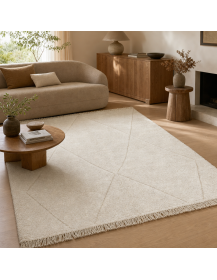 Tapis berbère marocain ivoire dans un intérieur contemporain chaleureux aux matières naturelles