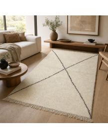 Tapis marocain en laine ivoire écru à motif X dans un intérieur contemporain chaleureux
